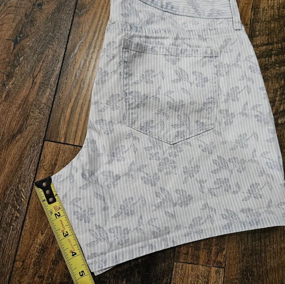Old Navy‎ Boyfriend Printed Denim Shorts. Size 4